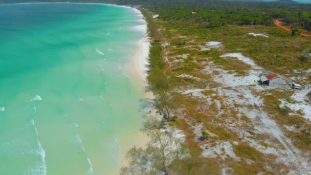 Koh Rong Long Beach. Drone vliegt over wit zandstrand en turqoise water in een tropisch paradijs in Cambodja — Stockvideo