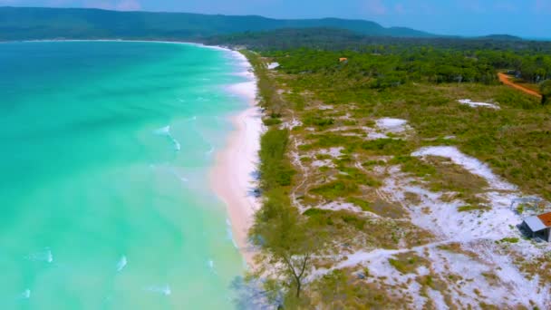 Koh Rong Long Beach. Drone vliegt over wit zandstrand en turqoise water in een tropisch paradijs in Cambodja — Stockvideo