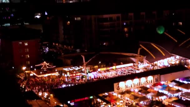 Avondmarkt uitzicht vanaf bovenstaande kleurrijke tenten in Bangkok — Stockvideo