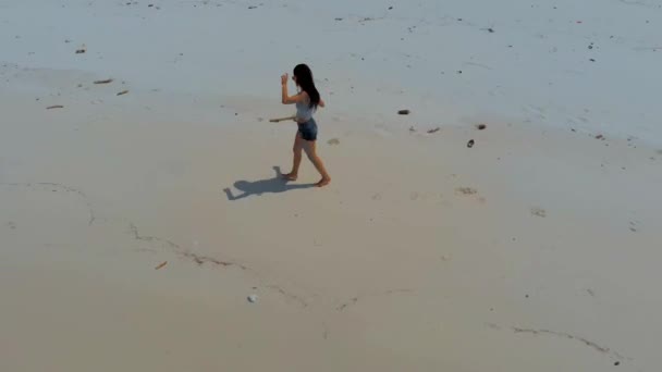 Vista aérea de la mujer bailando en la playa de arena blanca en la isla de Koh Rong — Vídeo de stock