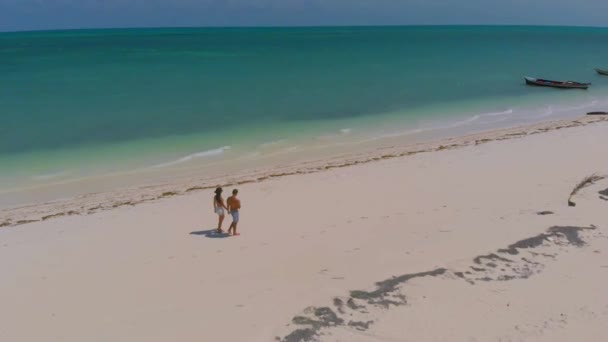 Aerial shot of travel couple walking  Endless white sand beach on Punta Sebaring in Balabac — Stock Video