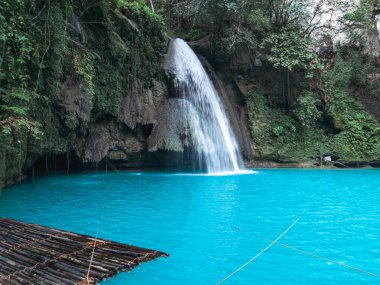 Cebu Adası Kawasan Falls de turkuaz su havuzu üzerinde bambu sal ile Şelale, Filipinler