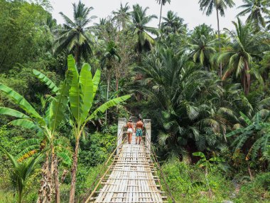 Cebu Adası, Filipinler palmiye ağaçları ve muz ağaçları ile tropikal ormanın ortasında Lovely seyahat çift