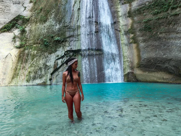 Cebu Dao Falls ormanda Tropikal Şelale de kadın yalnız, Filipinler