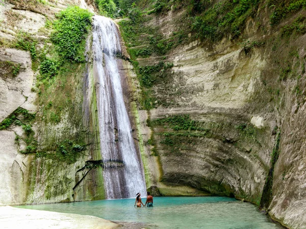 Schönes Reisepaar Allein Tropischen Wasserfall Dschungel Dao Wasserfälle Auf Der — Stockfoto