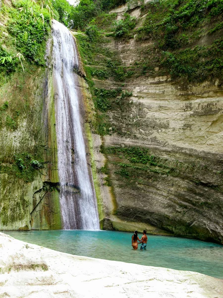 Schönes Reisepaar Allein Tropischen Wasserfall Dschungel Dao Wasserfälle Auf Der — Stockfoto