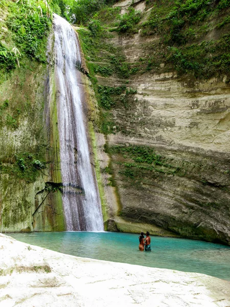 Schönes Reisepaar Allein Tropischen Wasserfall Dschungel Dao Wasserfälle Auf Der — Stockfoto