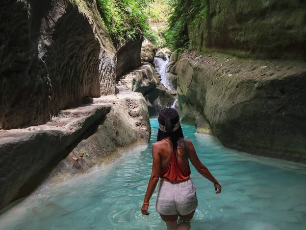 güzel şelale macera yolunda tropikal ormanın ortasında yeşil kanyon yolda tek başına rahatlatıcı kadın, Cebu Adası'nda Dao Şelalesi, Filipinler