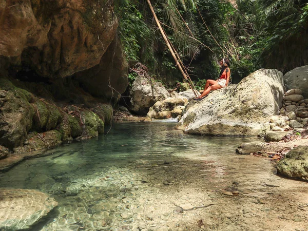 Woman Relaxing Alone Green Canyon Road Middle Tropical Jungle Way — Stock Photo, Image