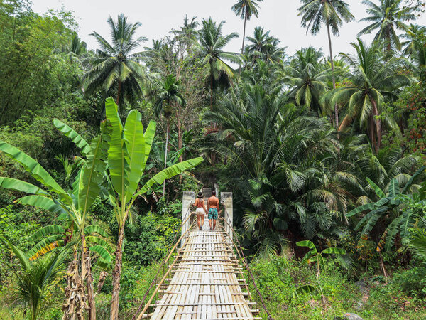 Прекрасная пара в тропических джунглях с пальмами и бананами на острове Себу, Филиппины
