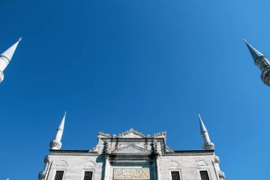 İstanbul şehir arka planlı Süleymaniye Camii'nin minaresi ve kubbesi 