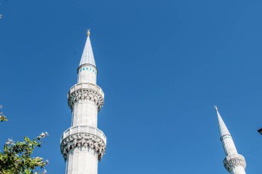 İstanbul şehir arka planlı Süleymaniye Camii'nin minaresi ve kubbesi 