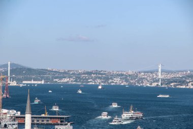 Türkiye'de Cami minareleri ve İstanbul'da Boğaziçi köprüsü ve arka planda Marmara denizi