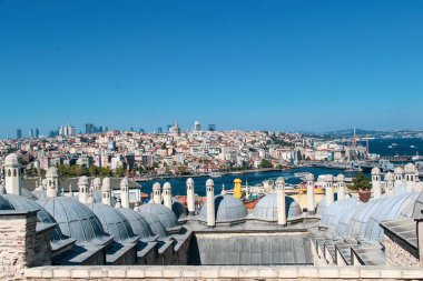 Türkiye'de Cami minareleri ve İstanbul'da Boğaziçi köprüsü ve arka planda Marmara denizi