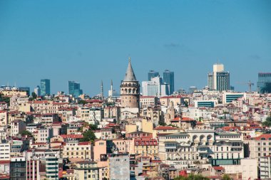 Galata Kulesi ve Cami kubbe silueti ile Boğaziçi manzarası İstanbul'un Haliç şehrinde ve Marmara Denizi'nde 