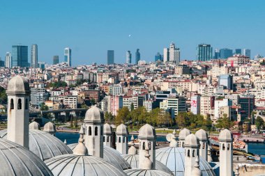 Türkiye'de Cami minareleri ve İstanbul'da Boğaziçi köprüsü ve arka planda Marmara denizi