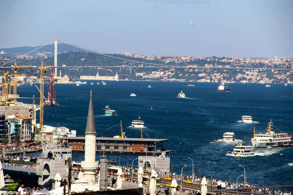 Moskéminareter Och Bosporenbron Istanbul Turkiet Och Marmarasjön Bakgrunden — Stockfoto