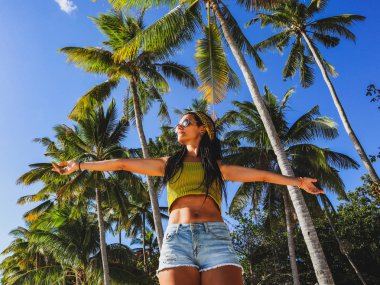 Siquijor Adası Paliton Beach beyaz kumlu plajda palmiye ağaçları ile streching kadın, Filipinler. Tropikal yaz tatili konsepti