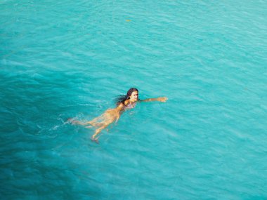 Filipinler Siquijor Adası'nda cambugahay şelalelerin turkuaz suda serbestçe yüzen kadın