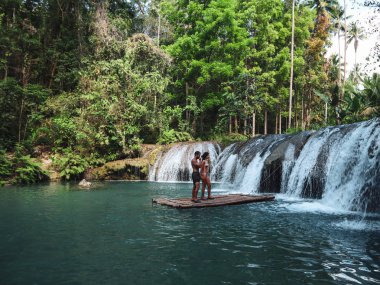 Siquijor Adası Cambugahay Şelaleler bambu sal tropikal vahşi doğa macera Lovely seyahat çift, Filipinler 