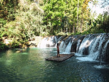 Siquijor Adası Cambugahay Şelaleler bambu sal tropikal vahşi doğa macera yalnız kadın, Filipinler 