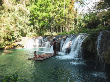 Siquijor Adası Cambugahay Şelaleler bambu sal tropikal vahşi doğa macera Lovely seyahat çift, Filipinler 