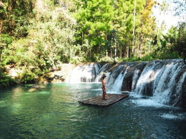 Siquijor Adası Cambugahay Şelaleler bambu sal tropikal vahşi doğa macera yalnız kadın, Filipinler 