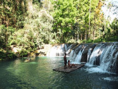 Siquijor Adası Cambugahay Şelaleler bambu sal tropikal vahşi doğa macera Lovely seyahat çift, Filipinler 