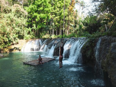 Siquijor Adası Cambugahay Şelaleler bambu sal tropikal vahşi doğa macera Lovely seyahat çift, Filipinler 