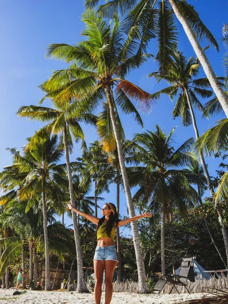 Mujer Esparcida Con Palmeras Playa Arena Blanca Paliton Beach Isla — Foto de Stock