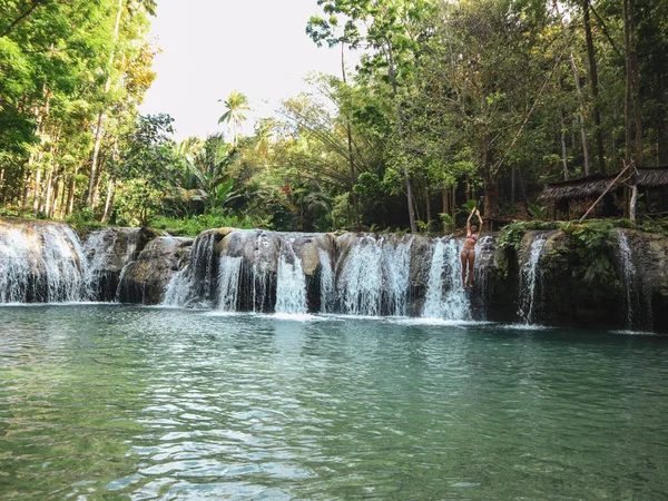 Donna Che Oscilla Con Corda Nella Piscina Delle Cascate Cambugahay — Foto Stock