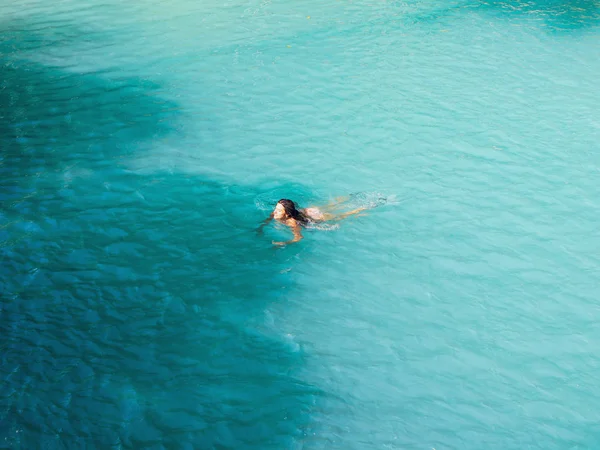 Mujer Nadando Libremente Aguas Turquesas Cascadas Cambugahay Isla Siquijor Filipinas — Foto de Stock