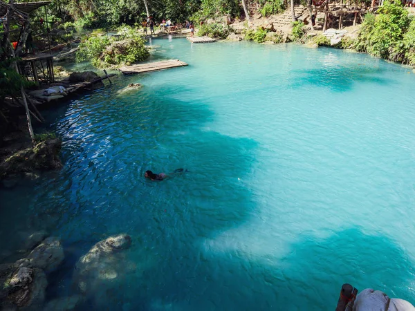 Frau Schwimmt Frei Türkisfarbenen Wasser Der Cambugahay Wasserfälle Auf Der — Stockfoto