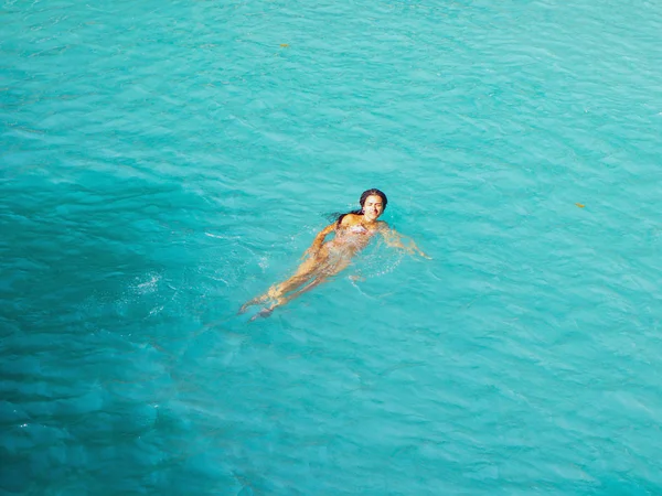 Женщина Свободно Плавает Бирюзовой Воде Водопадов Камбугахай Острове Сикихор Филиппинах — стоковое фото