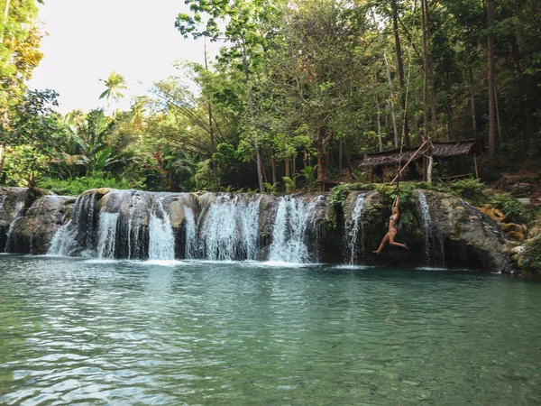Frau Schwingt Mit Dem Seil Pool Der Wasserfälle Cambugahay Fällt — Stockfoto