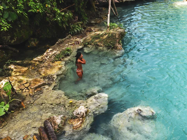 Donna Che Nuota Sola Nella Natura Tropicale Selvaggia Delle Cascate — Foto Stock