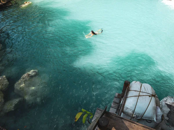 Mujer Nadando Libremente Aguas Turquesas Cascadas Cambugahay Isla Siquijor Filipinas — Foto de Stock