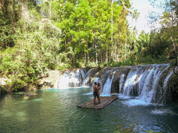 可爱的旅行夫妇在菲律宾西基约尔岛坎布加海瀑布的竹筏热带野生自然探险 — 图库照片