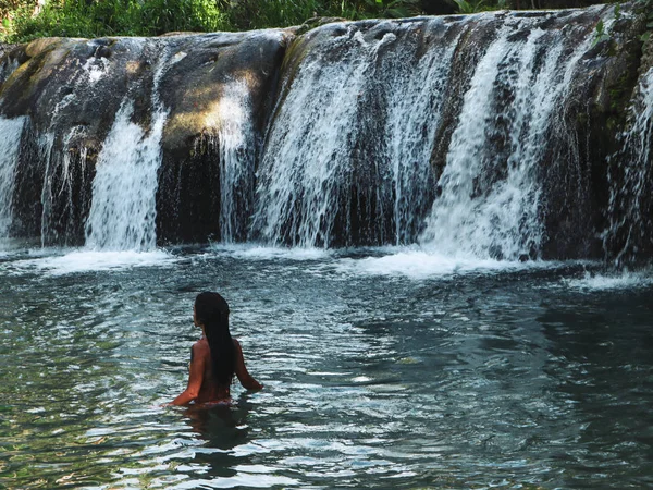 Şelalelerin Tropikal Vahşi Doğada Tek Başına Yüzen Kadın Cambugahay Filipinler — Stok fotoğraf