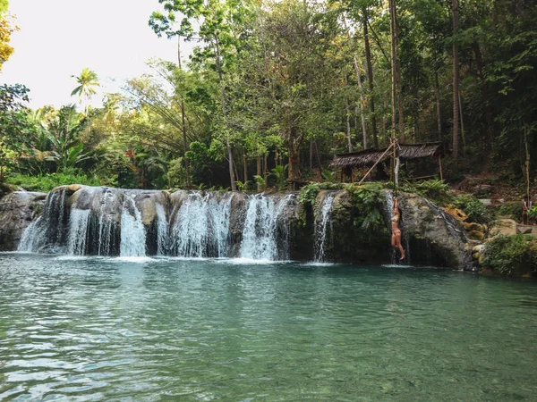 şelaleler havuzda ip ile sallanan kadın, Filipinler Siquijor Adası'nda Cambugahay Falls