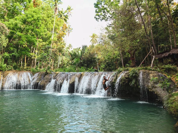 şelaleler havuzda ip ile sallanan adam, Filipinler Siquijor Adası'nda Cambugahay Falls