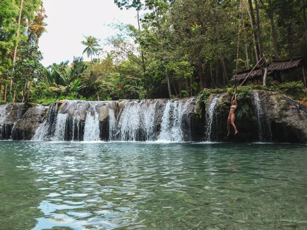 Donna Che Oscilla Con Corda Nella Piscina Delle Cascate Cambugahay — Foto Stock