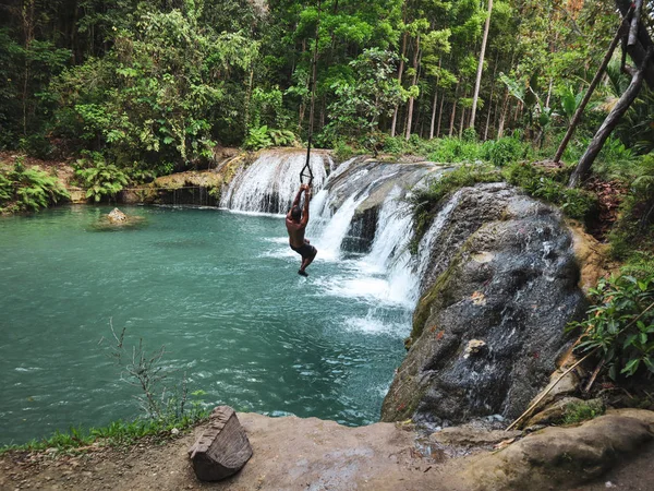 şelaleler havuzda ip ile sallanan adam, Filipinler Siquijor Adası'nda Cambugahay Falls