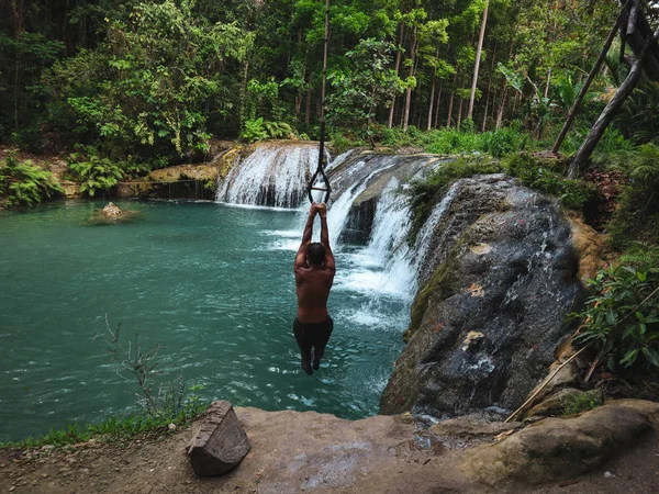 şelaleler havuzda ip ile sallanan adam, Filipinler Siquijor Adası'nda Cambugahay Falls