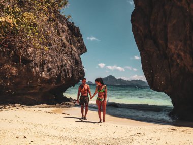 El Nido, Palawan, Filipinler izole adada yalnız Lovely çift