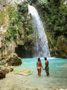 Filipinler Cebu Adası'nda İnambakan Şelaleleri gizli tropikal ormanda dağ geçidinden derin orman şelale yalnız güzel çift