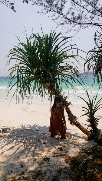 Γυναίκα Μόνη Της Παραλία Λευκή Αμμουδιά Φοίνικες Και Τυρκουάζ Νερά — Φωτογραφία Αρχείου
