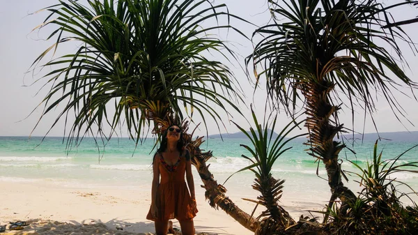 캄보디아 야자수와 청록색 해변에서 — 스톡 사진