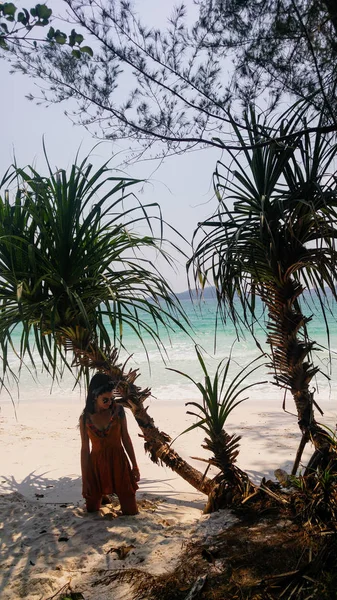 Sama Kobieta Białej Piaszczystej Plaży Palmami Turkusową Wodą Koh Rong — Zdjęcie stockowe