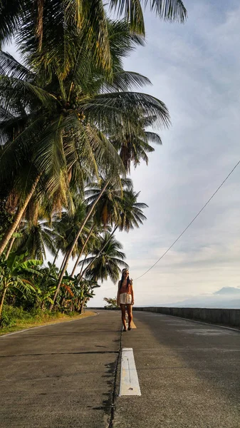 Mujer Caminando Sola Camino Vacío Con Muchas Palmeras Isla Cebú —  Fotos de Stock